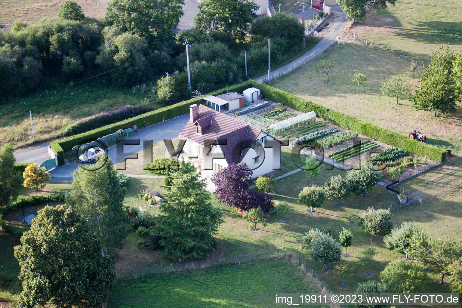 Drohnenaufname von Semur-en-Vallon im Bundesland Sarthe, Frankreich