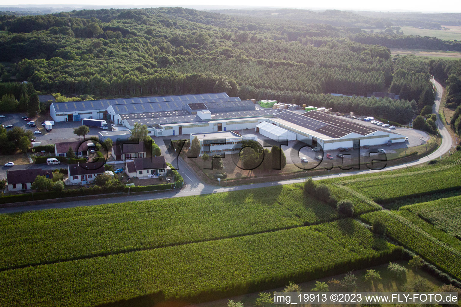 Drohnenbild von Semur-en-Vallon im Bundesland Sarthe, Frankreich