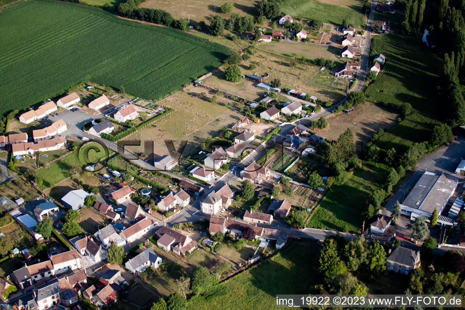 Luftaufnahme von Semur-en-Vallon im Bundesland Sarthe, Frankreich