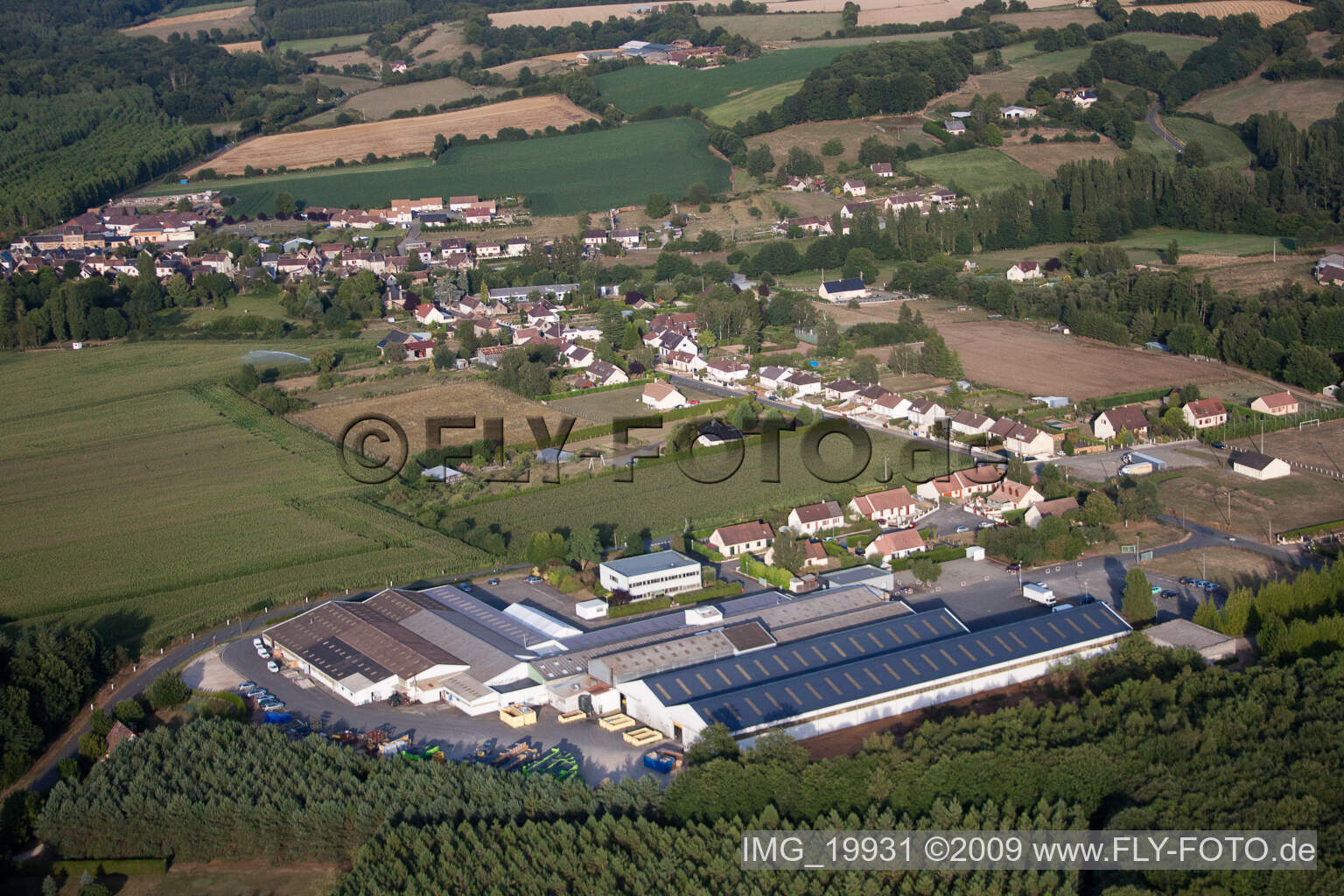Métaseval in Semur-en-Vallon im Bundesland Sarthe, Frankreich aus der Luft
