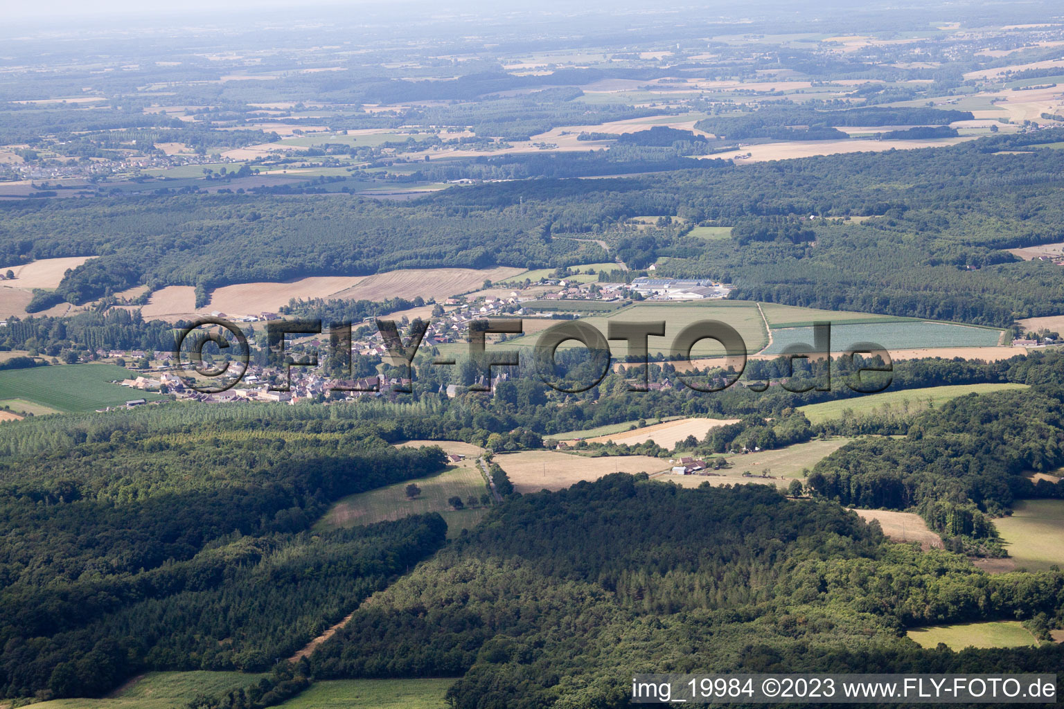 Schrägluftbild von Lavaré im Bundesland Sarthe, Frankreich