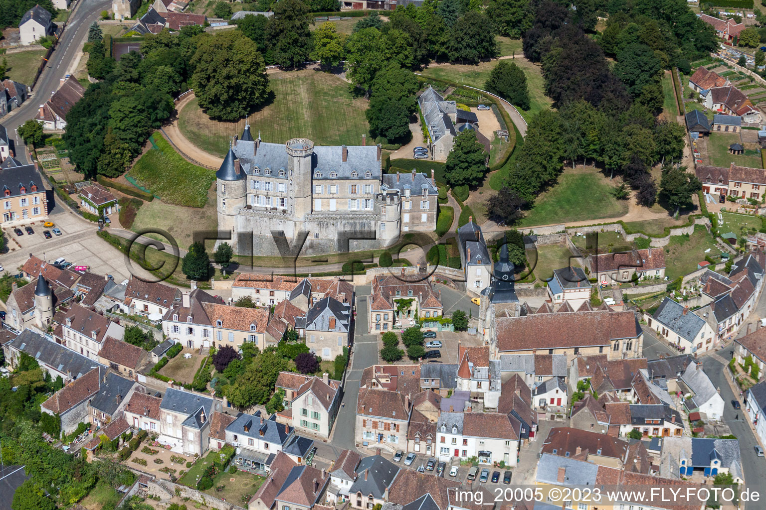 Montmirail im Bundesland Sarthe, Frankreich von oben