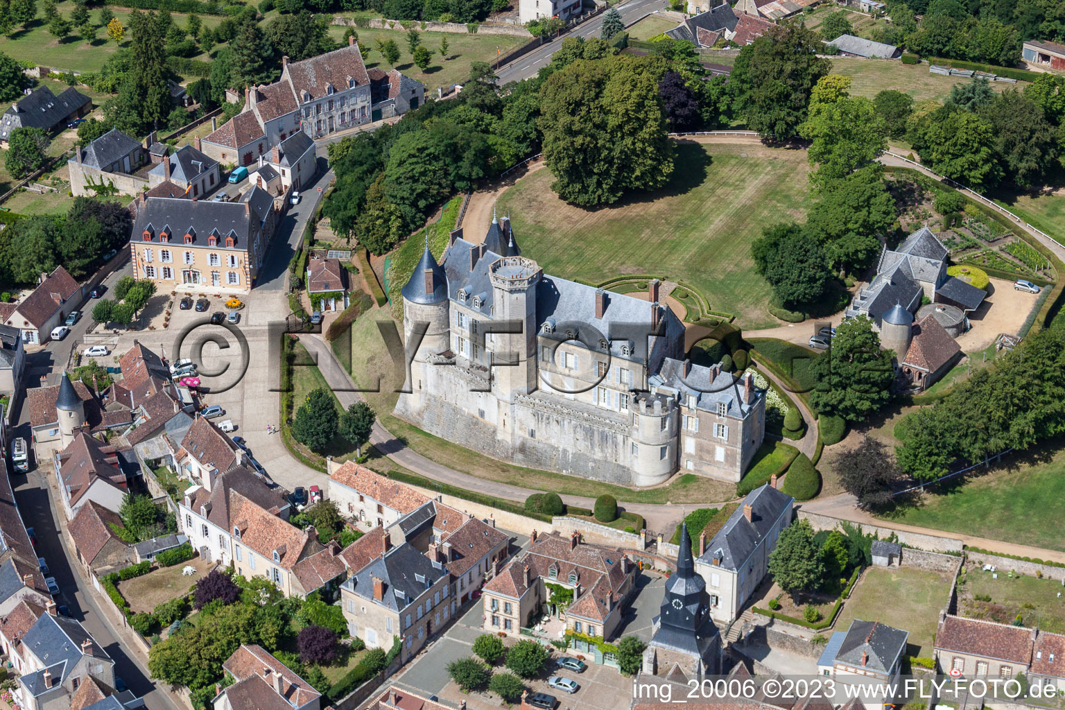 Montmirail im Bundesland Sarthe, Frankreich aus der Luft