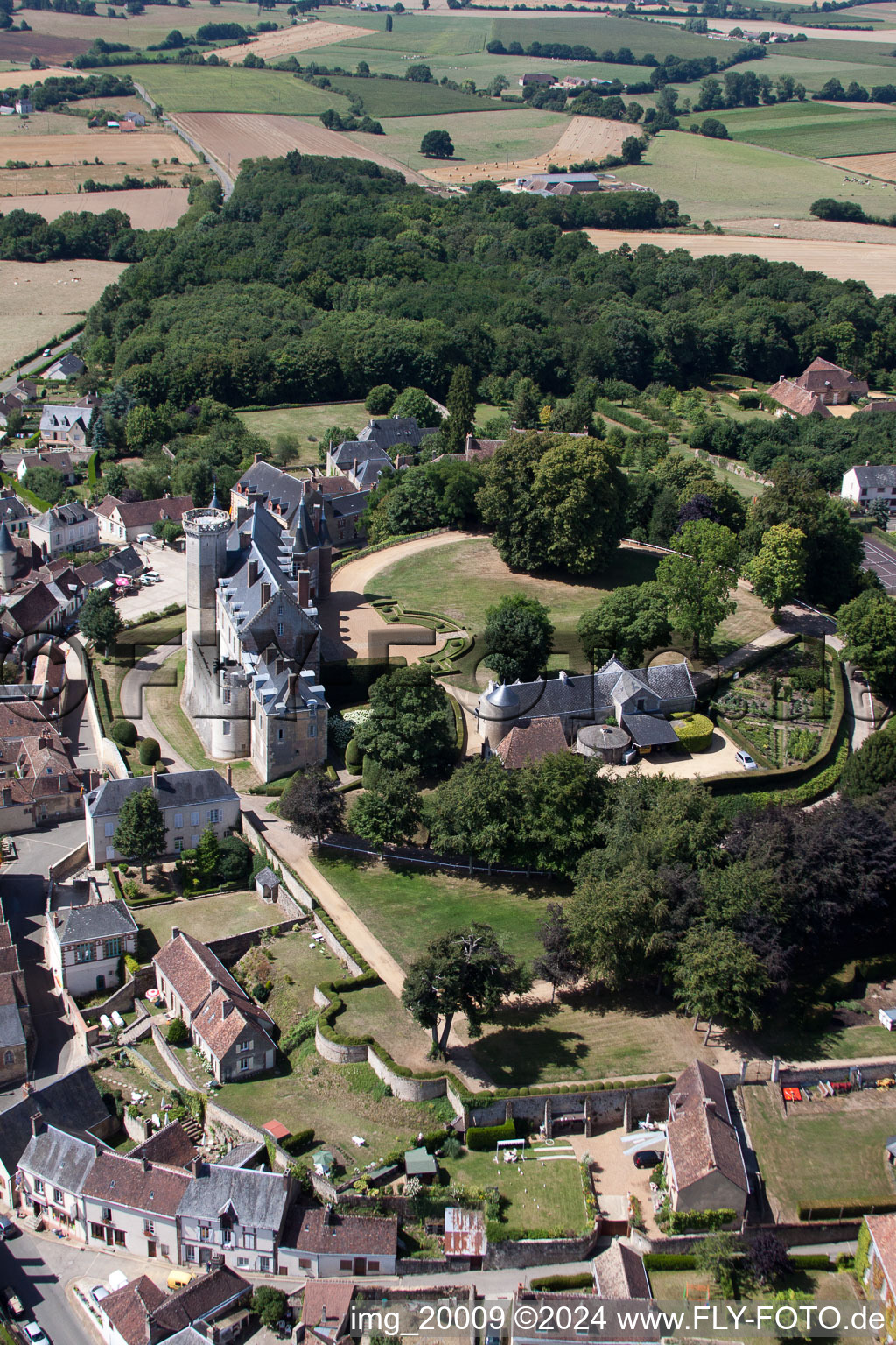 Montmirail im Bundesland Sarthe, Frankreich von oben gesehen