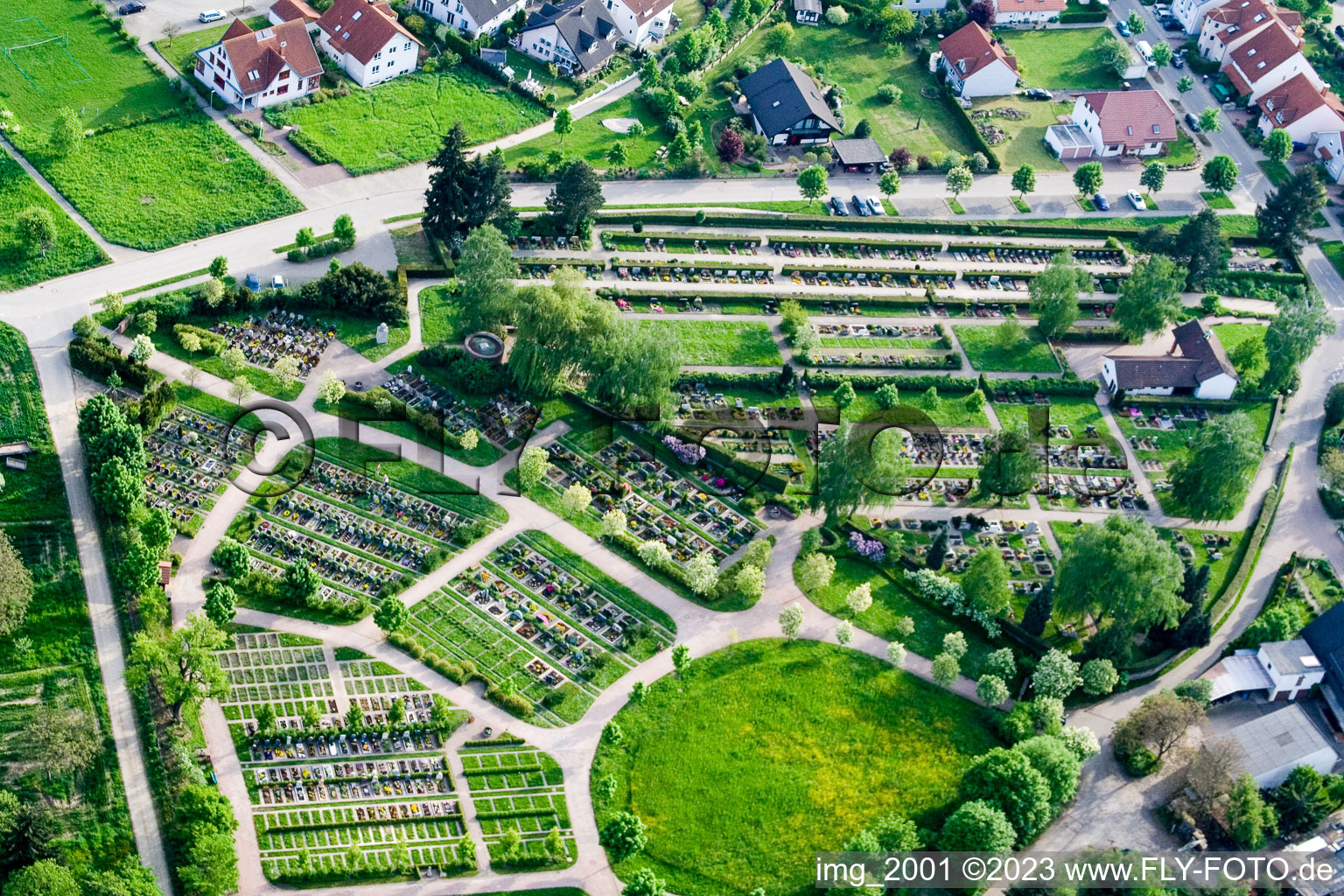Luftaufnahme von Langensteinbach Friedhof in Karlsbad im Bundesland Baden-Württemberg, Deutschland