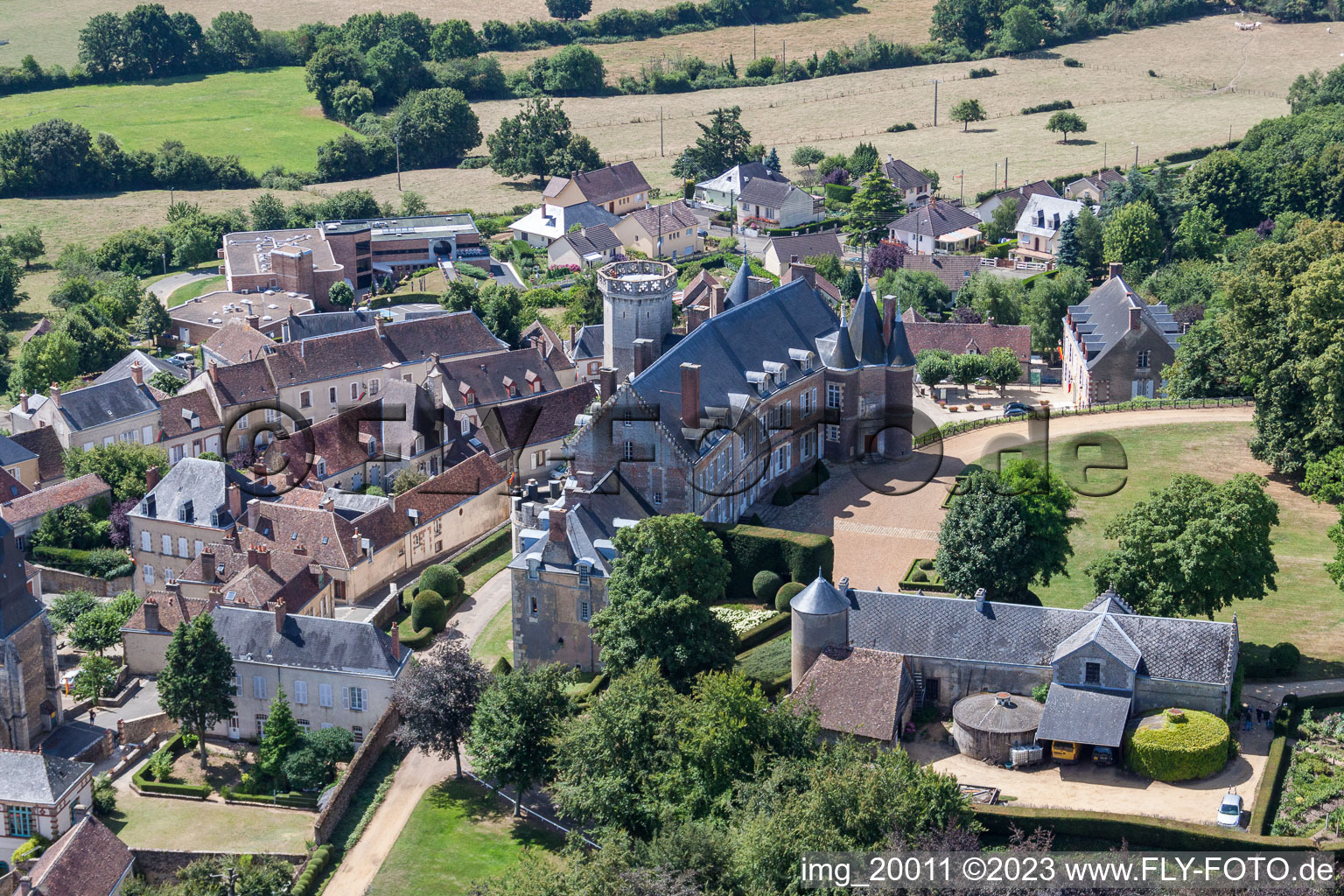 Montmirail im Bundesland Sarthe, Frankreich vom Flugzeug aus