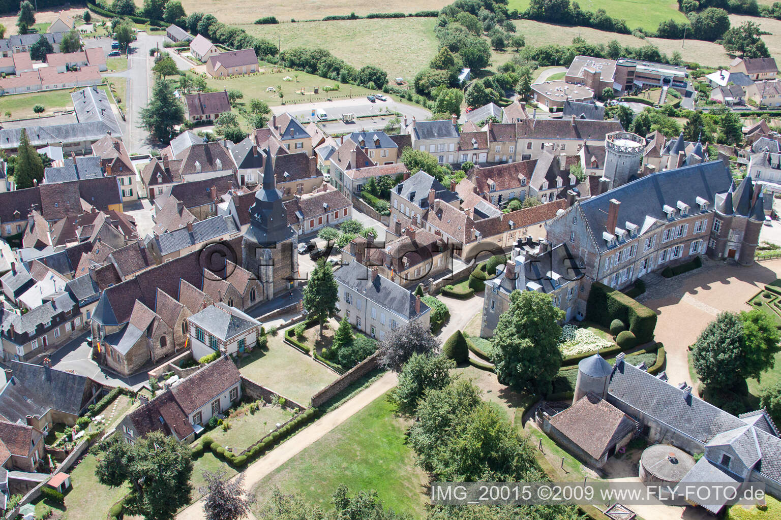 Montmirail im Bundesland Sarthe, Frankreich aus der Vogelperspektive