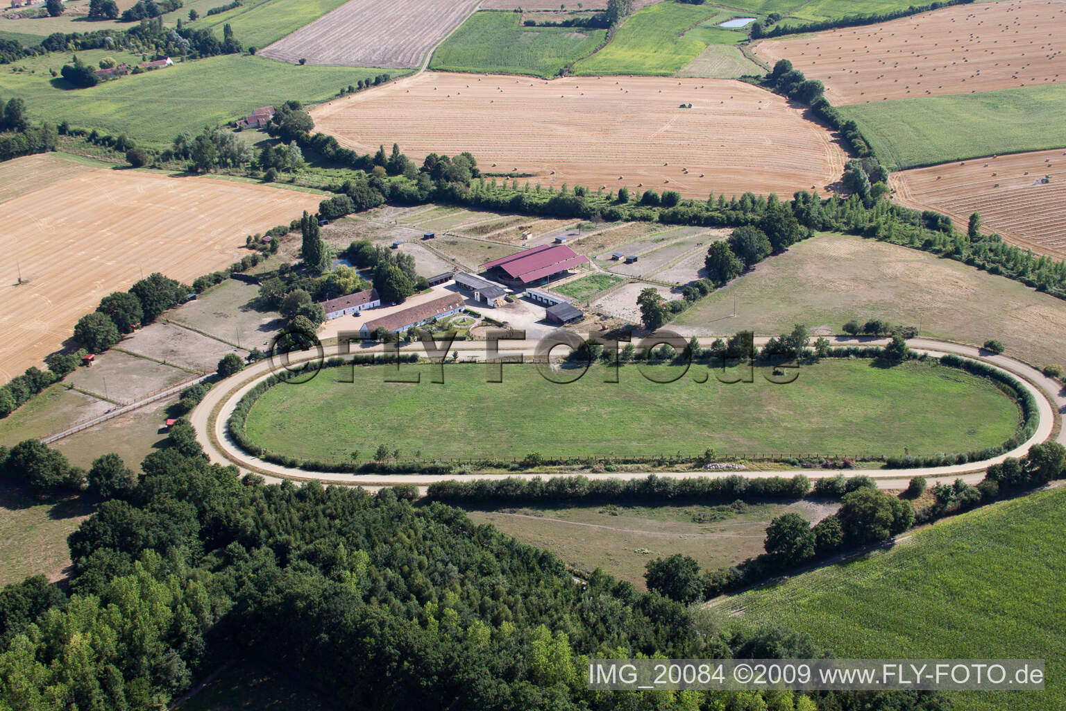 Luftaufnahme von Lamnay im Bundesland Sarthe, Frankreich