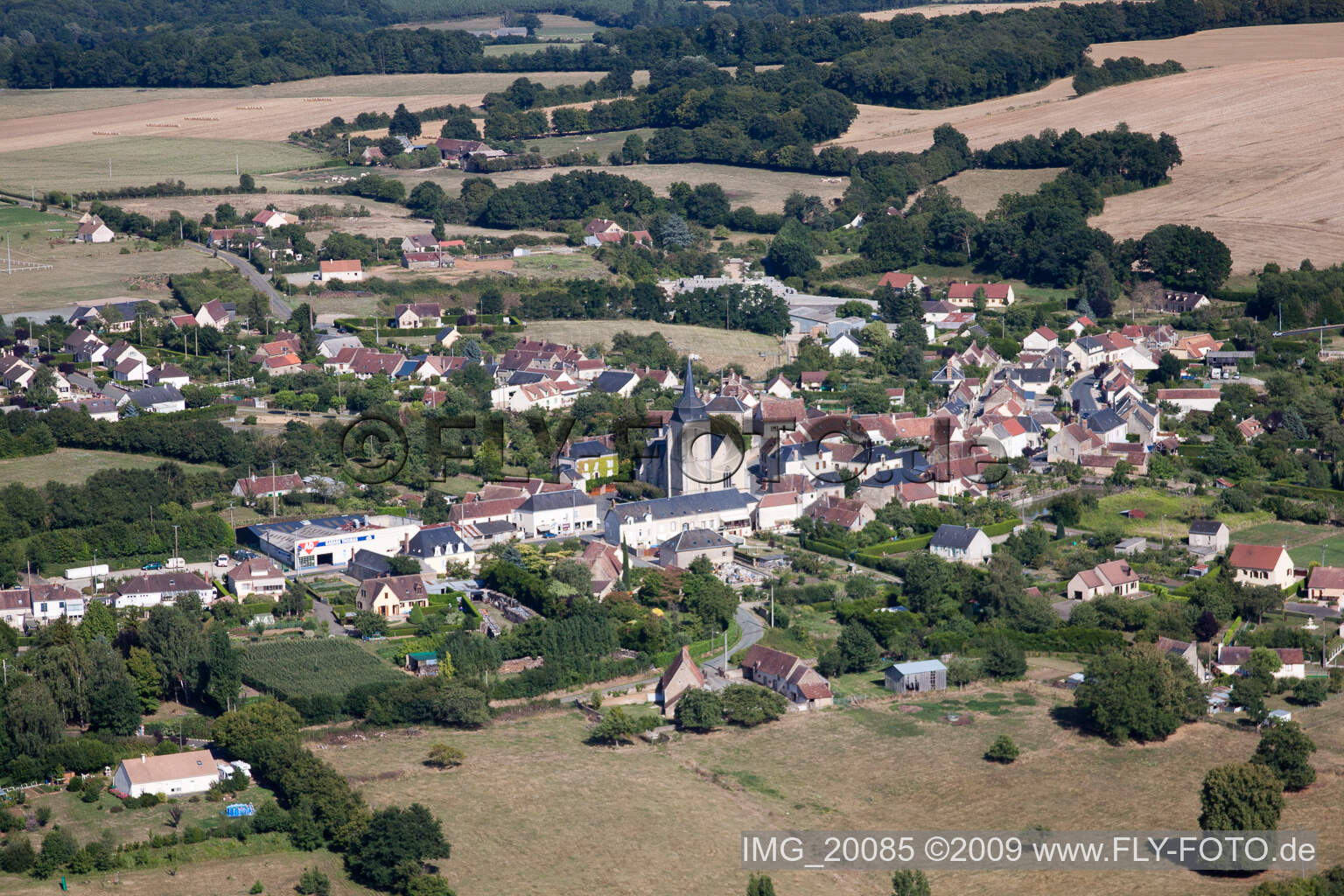 Schrägluftbild von Lamnay im Bundesland Sarthe, Frankreich