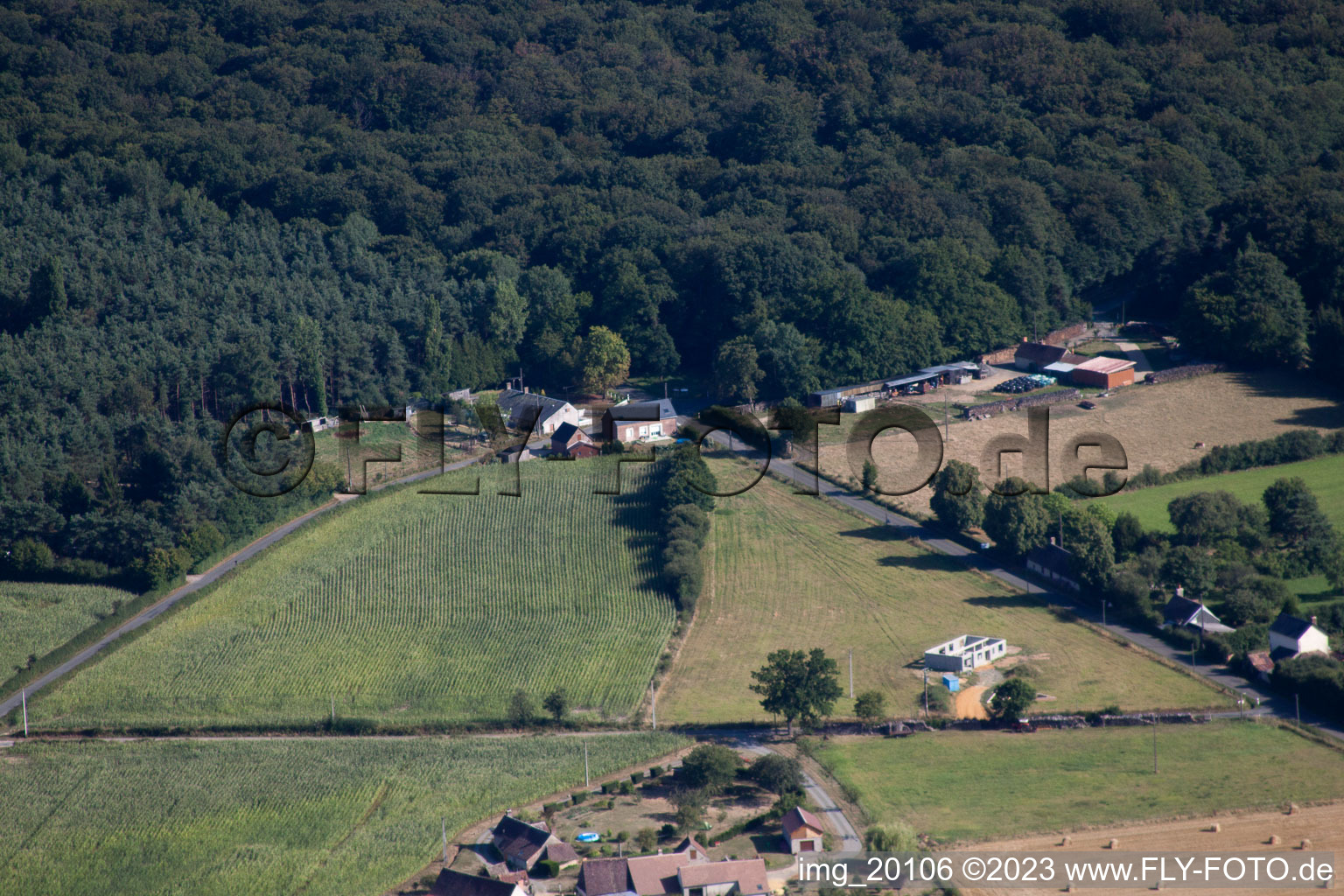 Semur-en-Vallon im Bundesland Sarthe, Frankreich aus der Luft betrachtet