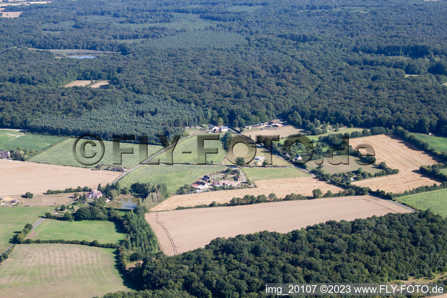 Drohnenaufname von Semur-en-Vallon im Bundesland Sarthe, Frankreich