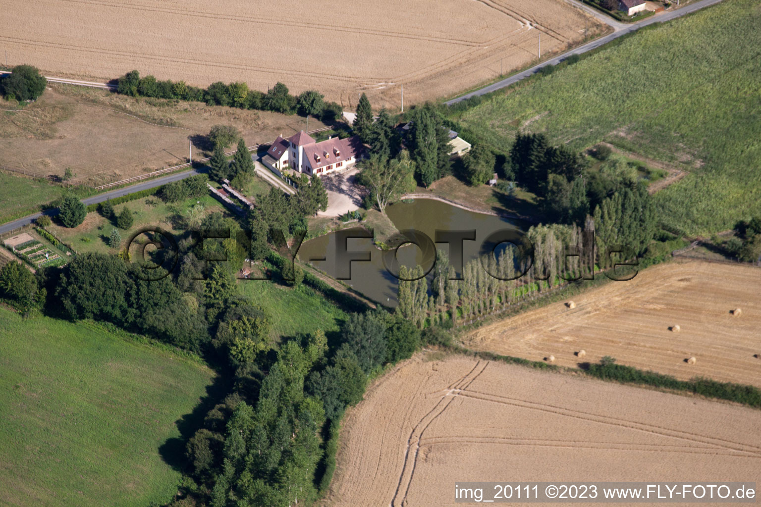 Semur-en-Vallon im Bundesland Sarthe, Frankreich von einer Drohne aus