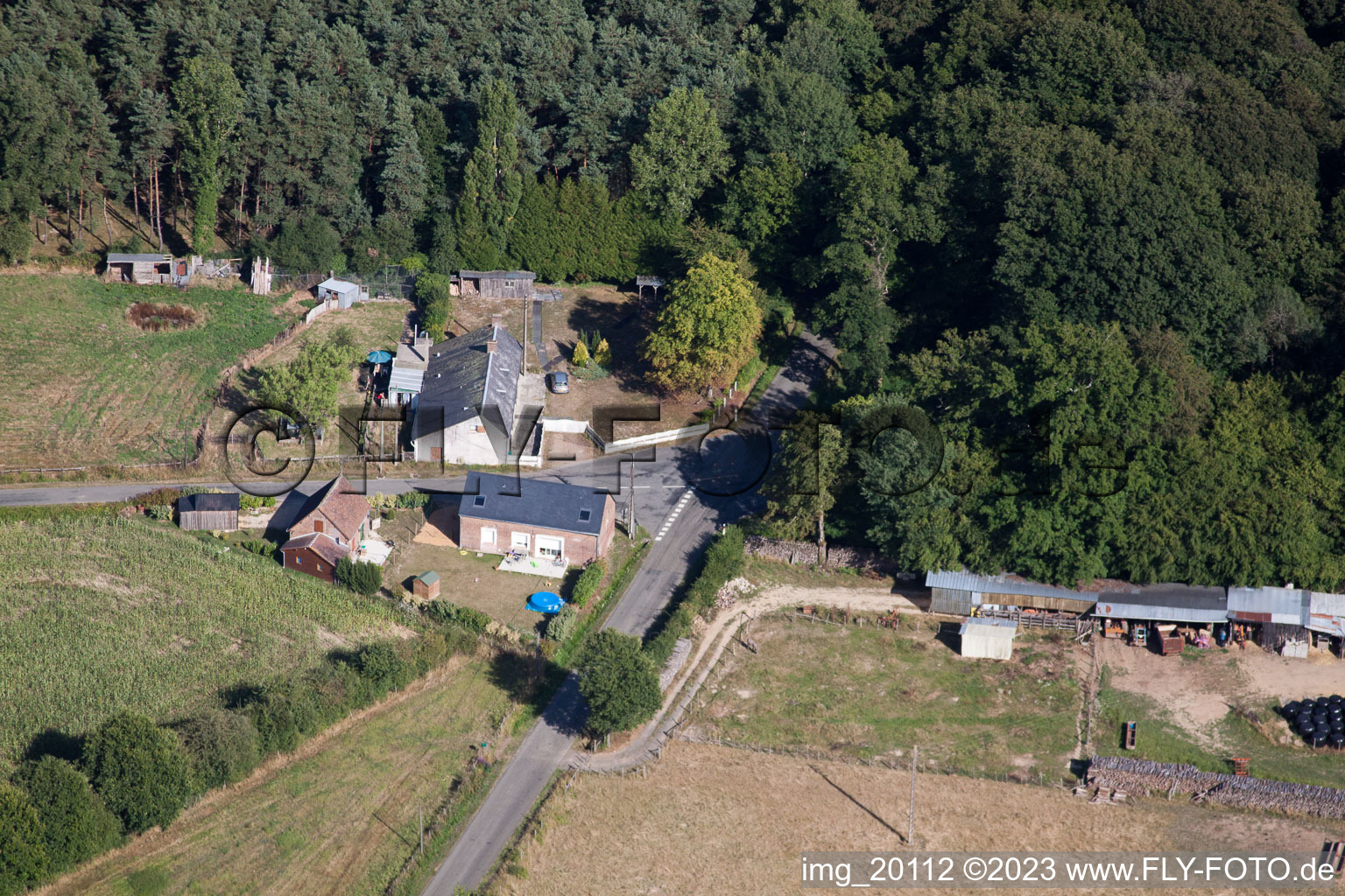 Semur-en-Vallon im Bundesland Sarthe, Frankreich von der Drohne aus gesehen