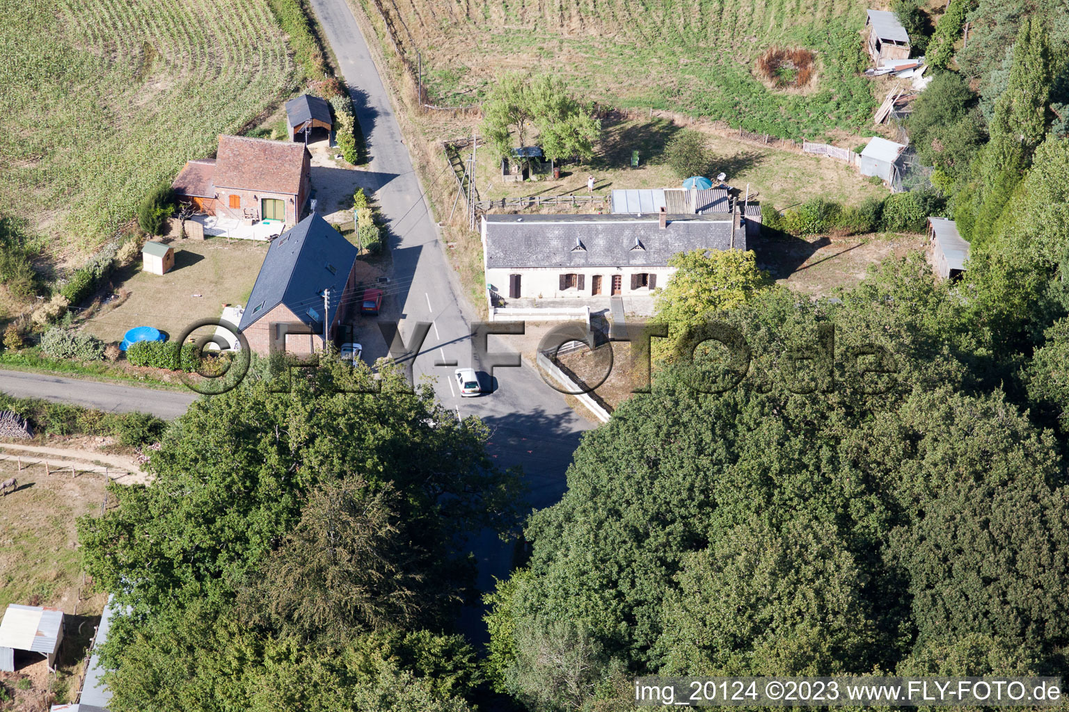 Semur-en-Vallon im Bundesland Sarthe, Frankreich von oben gesehen