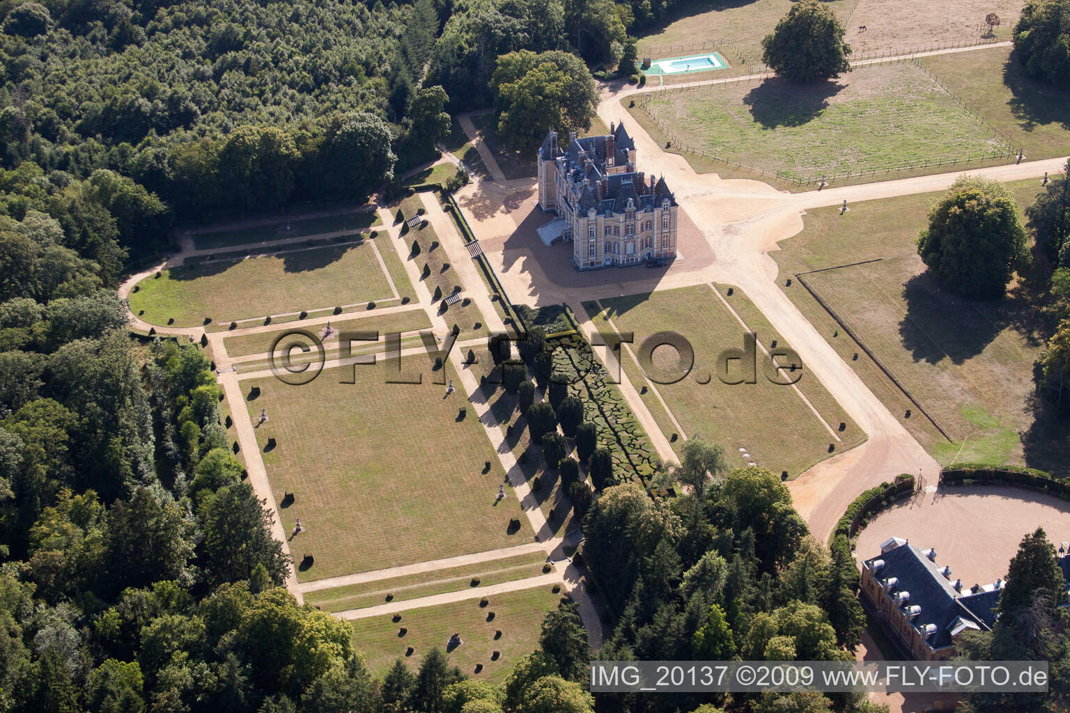 Le Domaine de la Pierre in Coudrecieux im Bundesland Sarthe, Frankreich aus der Luft betrachtet