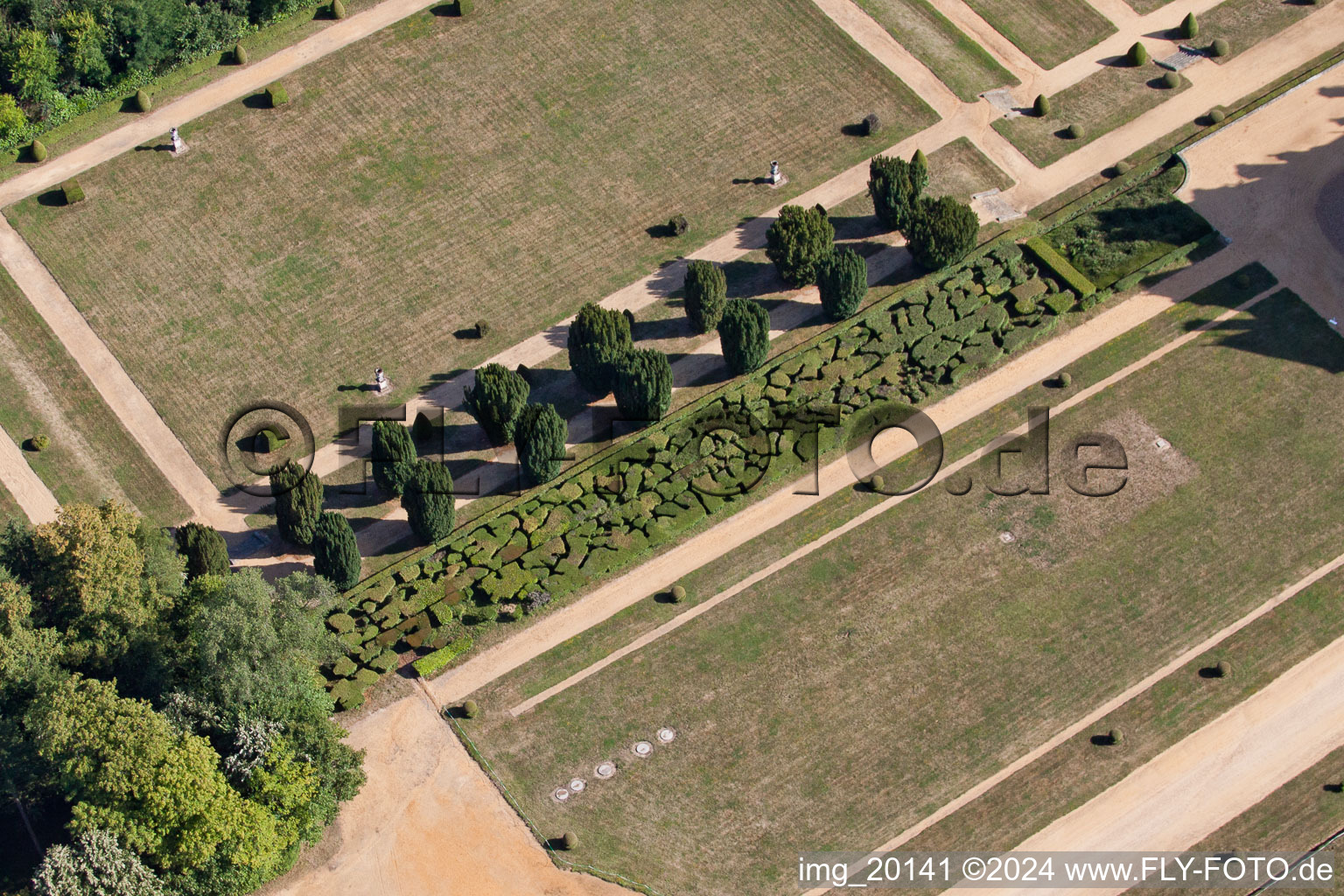 Gebäudekomplex im Schloßpark von Schloß Le Domaine de la Pierre in Coudrecieux im Bundesland Sarthe, Frankreich