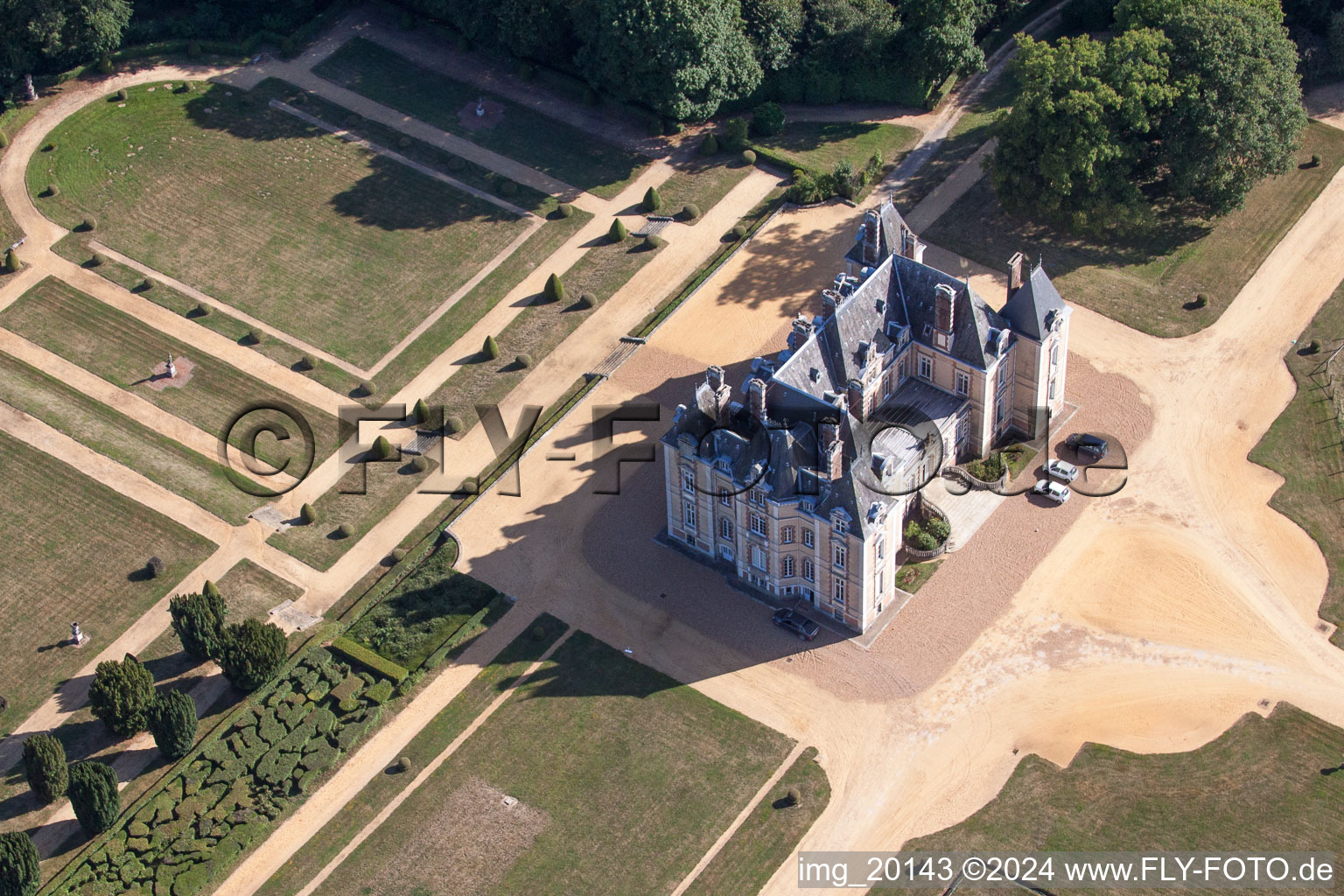 Luftbild von Gebäudekomplex im Schloßpark von Schloß Le Domaine de la Pierre in Coudrecieux im Bundesland Sarthe, Frankreich