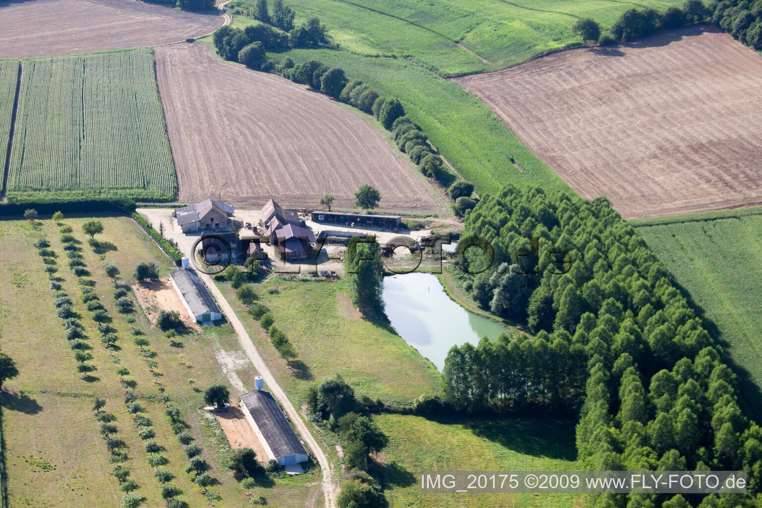 Drohnenaufname von Coudrecieux im Bundesland Sarthe, Frankreich