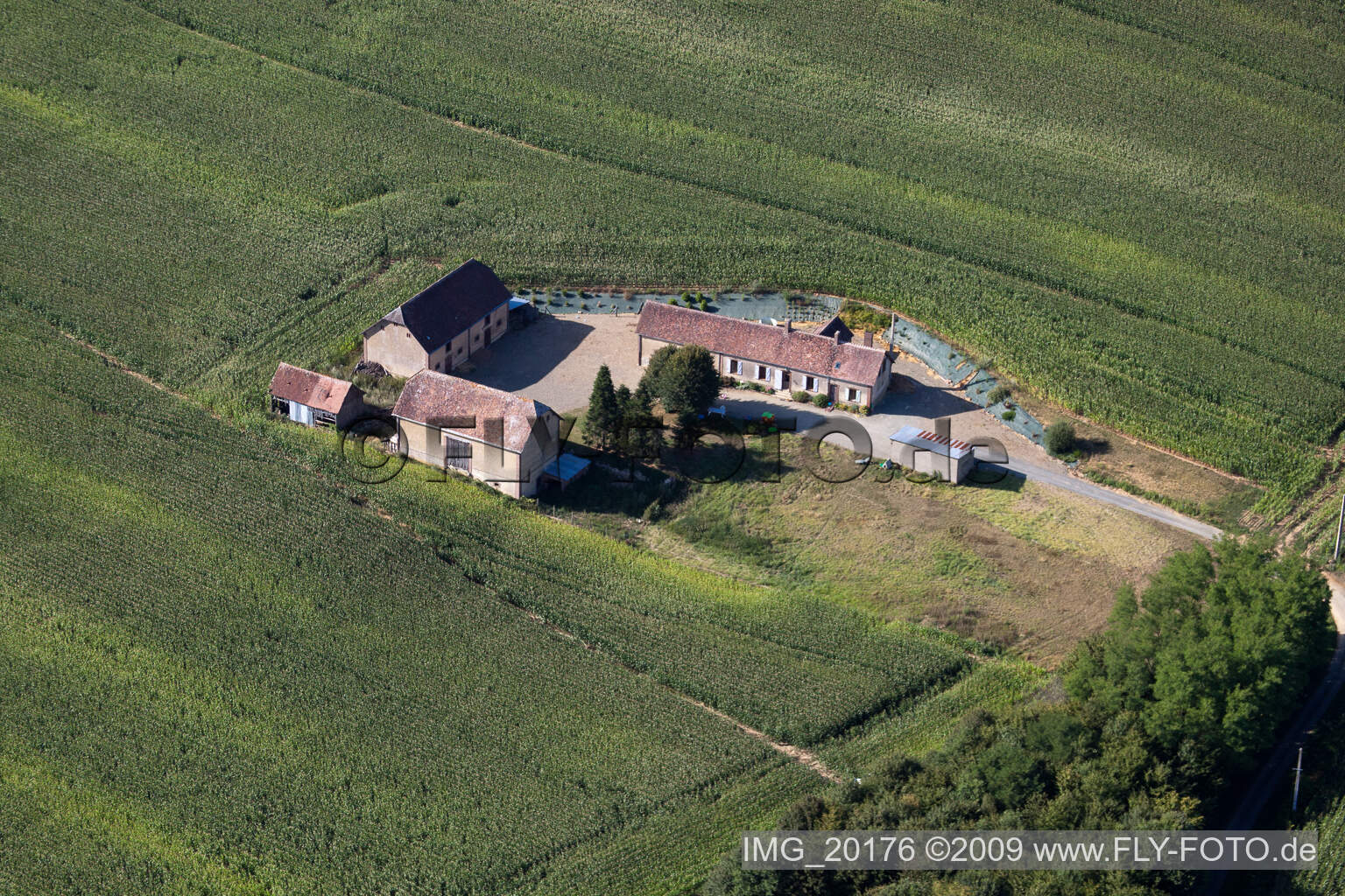 Drohnenbild von Coudrecieux im Bundesland Sarthe, Frankreich