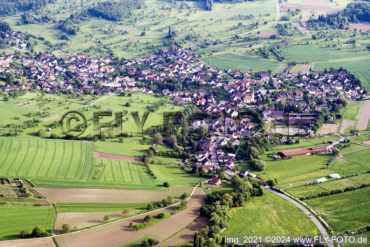 Dorf - Ansicht am Rande von landwirtschaftlichen Feldern und Nutzflächen im Ortsteil Ottenhausen in Straubenhardt im Bundesland Baden-Württemberg, Deutschland