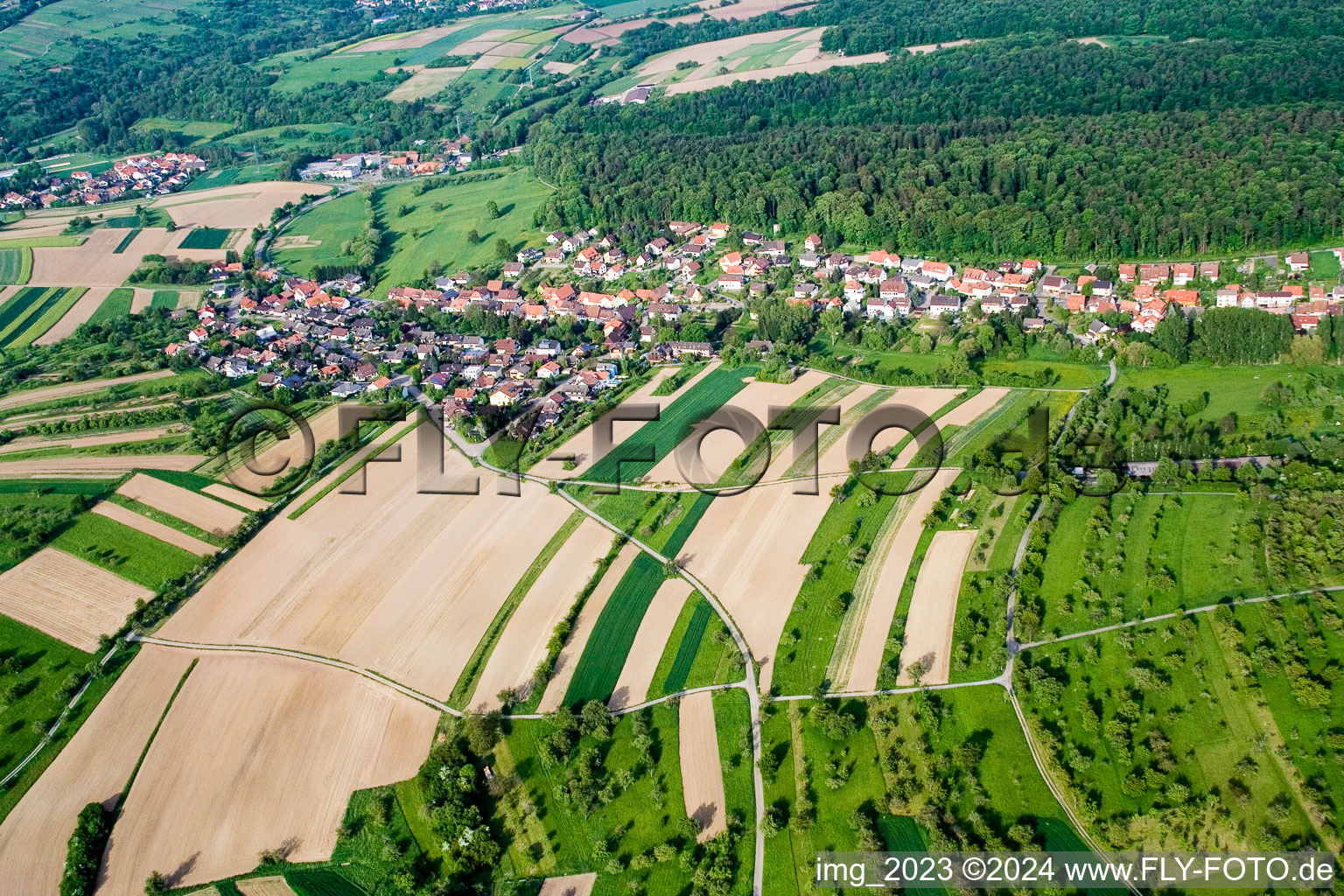 Luftbild von Dorf - Ansicht am Rande von landwirtschaftlichen Feldern und Nutzflächen im Ortsteil Niebelsbach in Keltern im Bundesland Baden-Württemberg, Deutschland