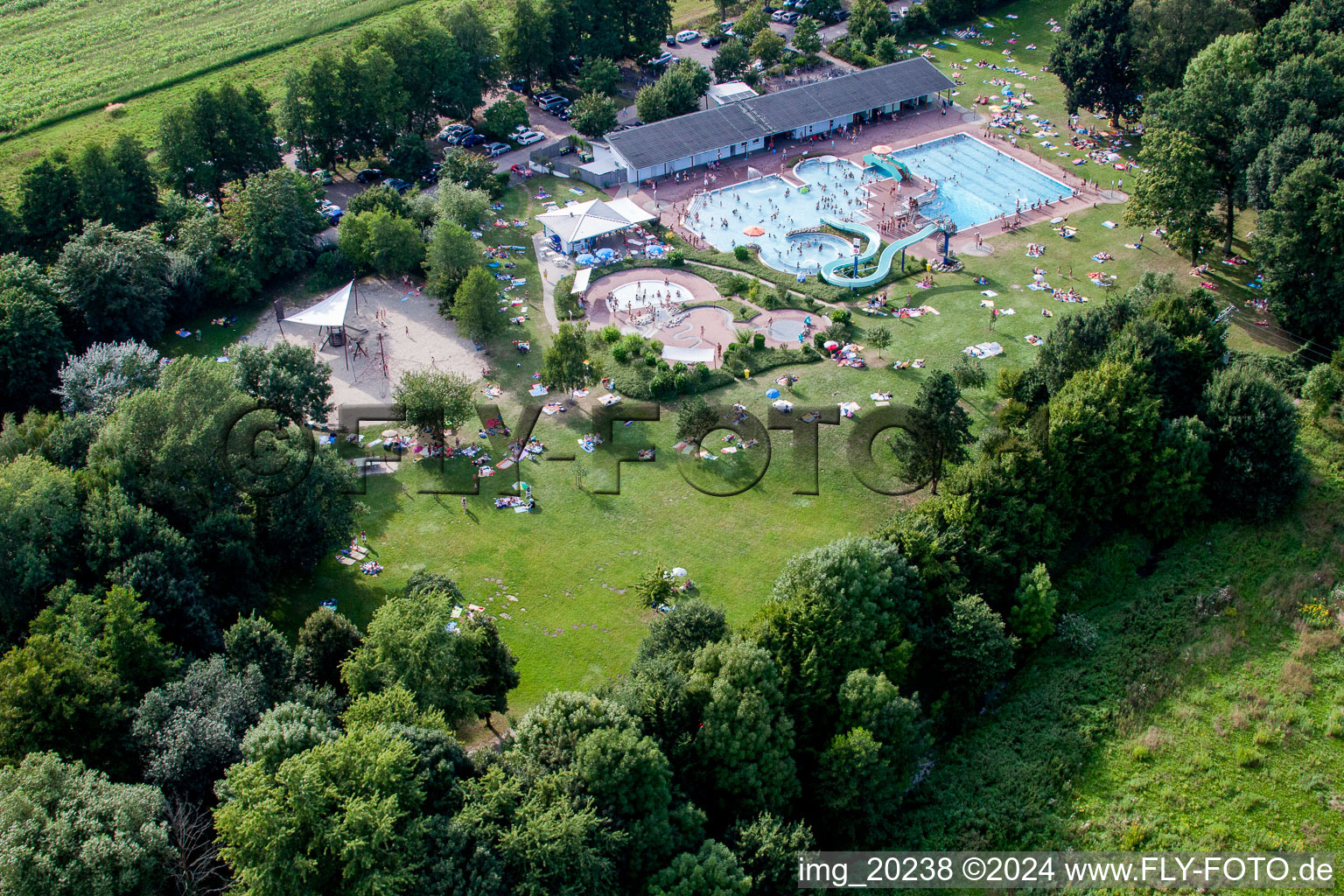 Luftbild von Kurven und Kreis- Bahnen der Wasser- Rutsche am Schwimmbecken des Freibades Waldschwimmbad Kandel in Kandel im Bundesland Rheinland-Pfalz, Deutschland