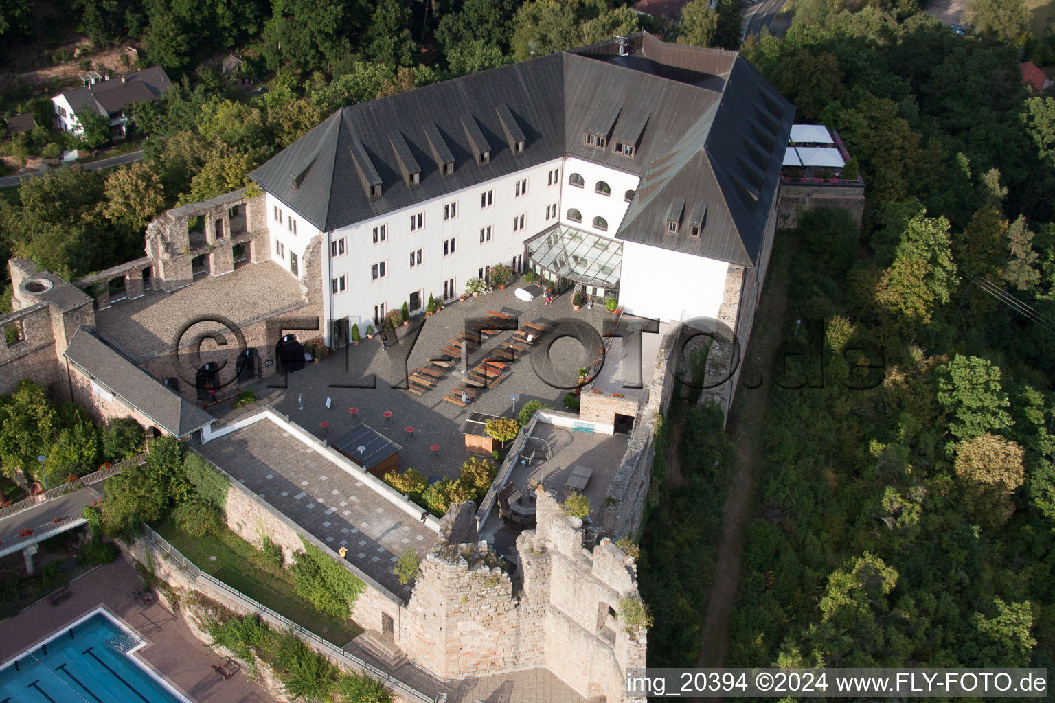 Luftaufnahme von Gebäude der Jugendherberge Burg Altleiningen im Ortsteil Höningen in Altleiningen in Wattenheim im Bundesland Rheinland-Pfalz, Deutschland
