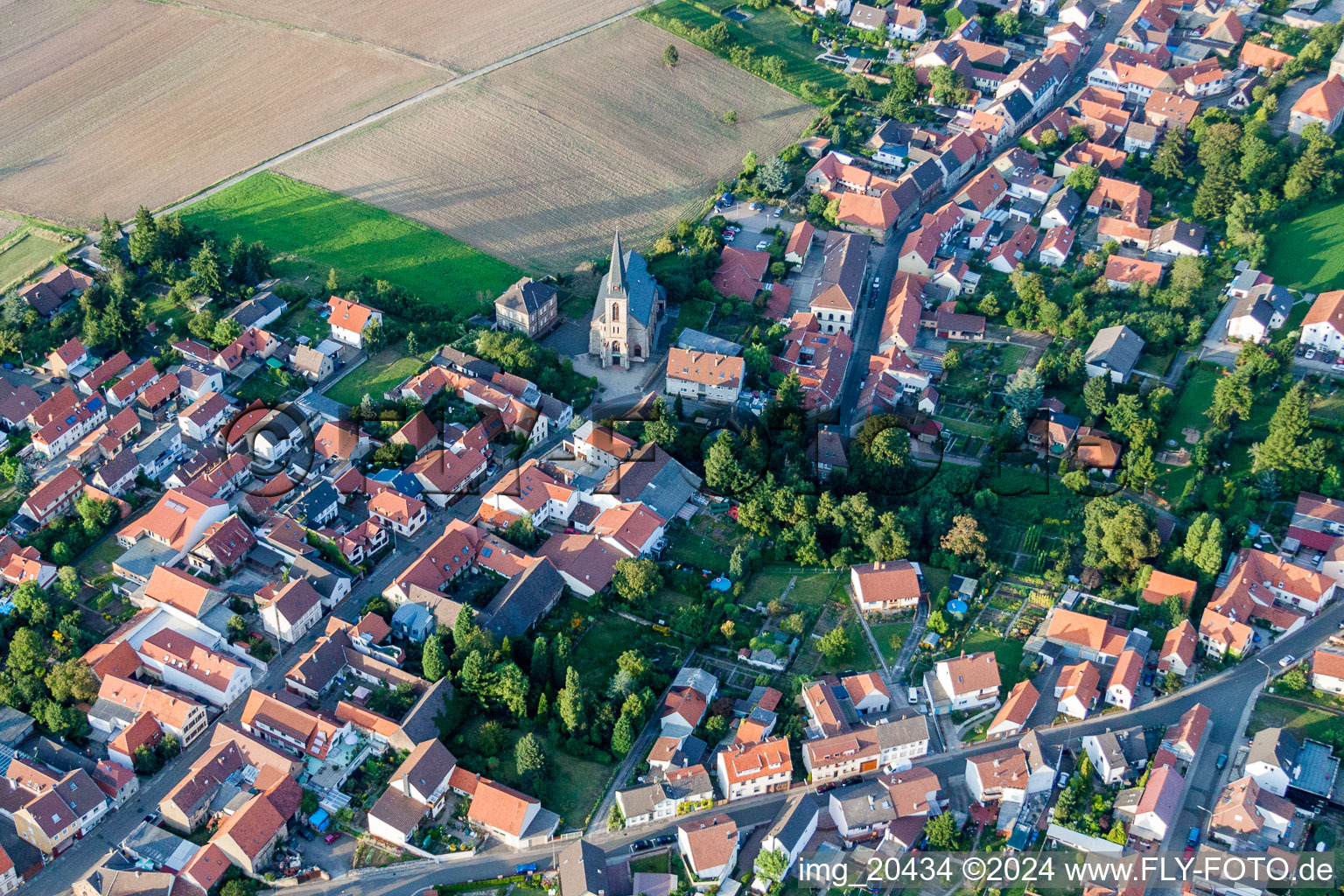 Luftaufnahme von Dorf - Ansicht in Wattenheim im Bundesland Rheinland-Pfalz, Deutschland