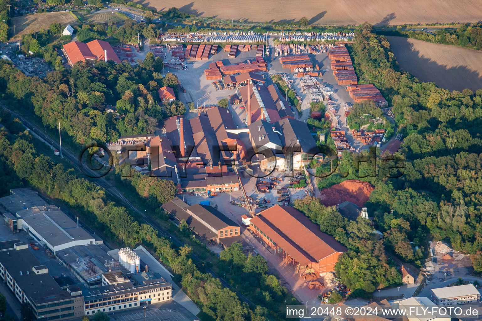 Technische Anlagen der Poroton Ziegelwerke der Wienerberger GmbH in Eisenberg (Pfalz) im Bundesland Rheinland-Pfalz, Deutschland