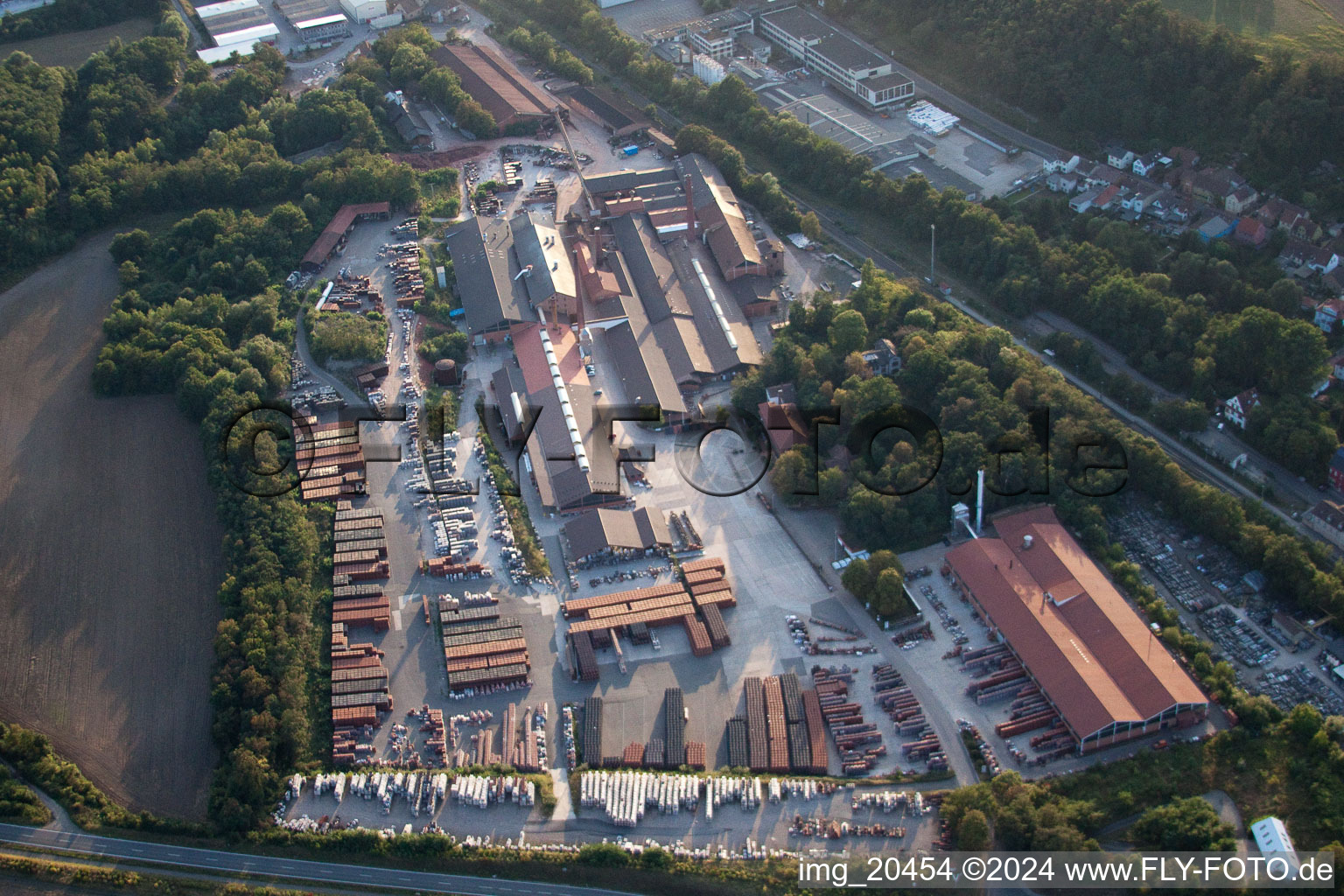 Luftaufnahme von Eisenberg, F. v. Müller Dachziegelwerke im Bundesland Rheinland-Pfalz, Deutschland