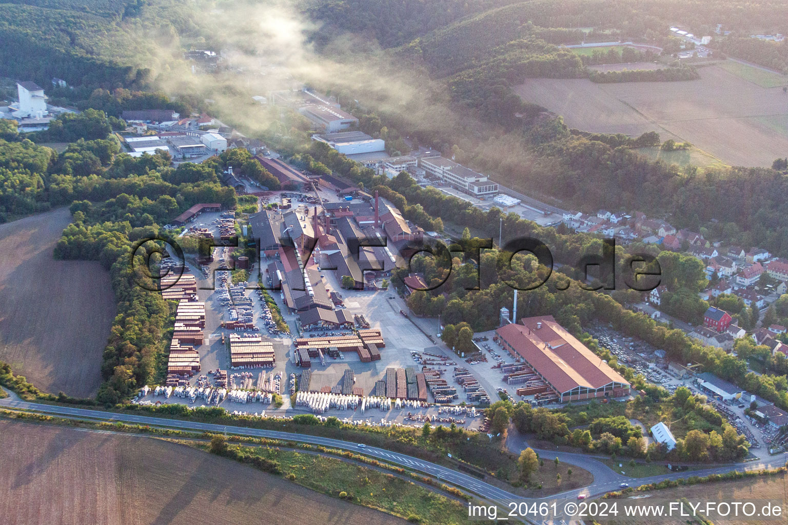 Industrie- und Gewerbegebiet in Eisenberg (Pfalz). Ansässige Firmen sind die Sibelco Deutschland GmbH und Wienerberger Dachziegelwerke im Bundesland Rheinland-Pfalz