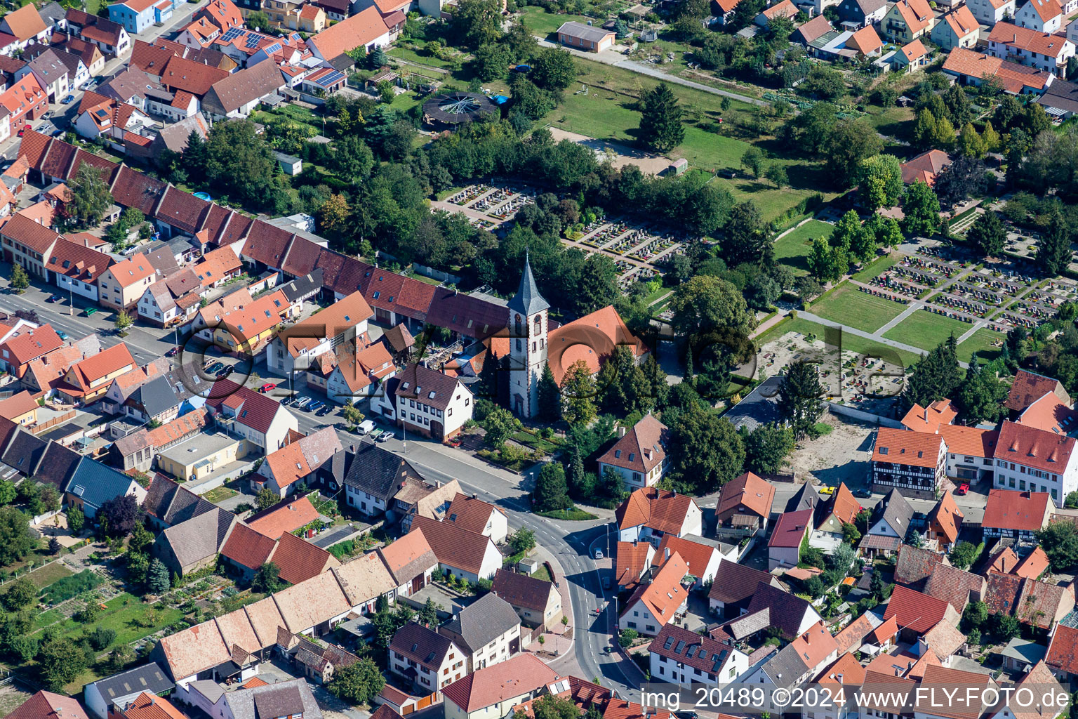 Luftaufnahme von Kirchengebäude im Dorfkern im Ortsteil Liedolsheim in Dettenheim im Bundesland Baden-Württemberg, Deutschland