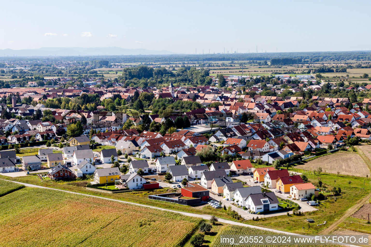 Luftbild von Dorf - Ansicht am Rande von landwirtschaftlichen Feldern und Nutzflächen im Ortsteil Liedolsheim in Dettenheim im Bundesland Baden-Württemberg, Deutschland