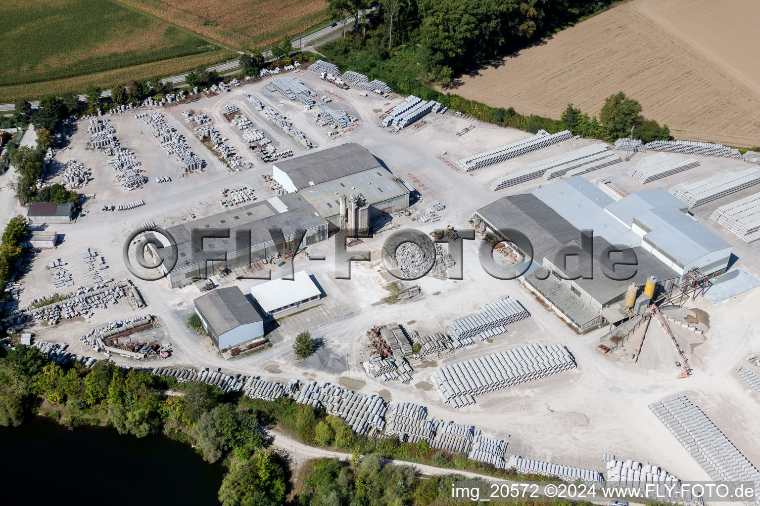 Luftaufnahme von Beton- und Baustoffmischwerk der Finger Beton Kuhardt GmbH & Co. KG in Kuhardt im Bundesland Rheinland-Pfalz, Deutschland