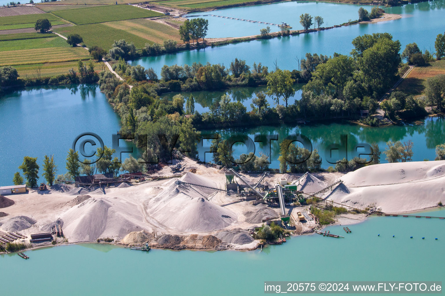 Gelände und Abraum- Flächen des Kies- Tagebau Kieswerk Wolf - Markus Wolf Kieswerk und Transporte Am Wolfsberg im Ortsteil Hardtwald in Leimersheim im Bundesland Rheinland-Pfalz, Deutschland