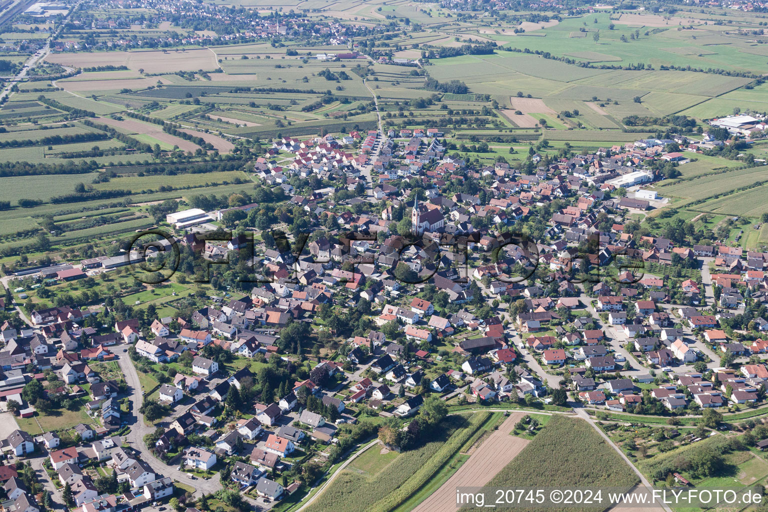Dorf - Ansicht am Rande von landwirtschaftlichen Feldern und Nutzflächen in Windschläg in Offenburg im Bundesland Baden-Württemberg, Deutschland