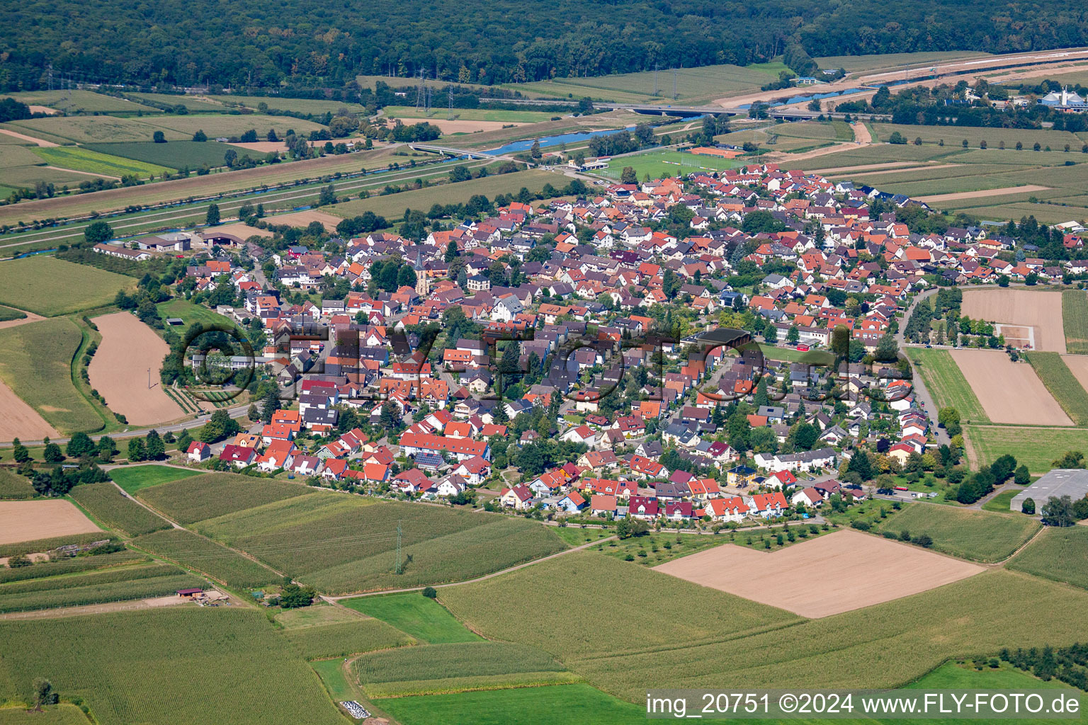 Dorf - Ansicht am Rande von landwirtschaftlichen Feldern und Nutzflächen im Ortsteil Griesheim in Offenburg im Bundesland Baden-Württemberg, Deutschland
