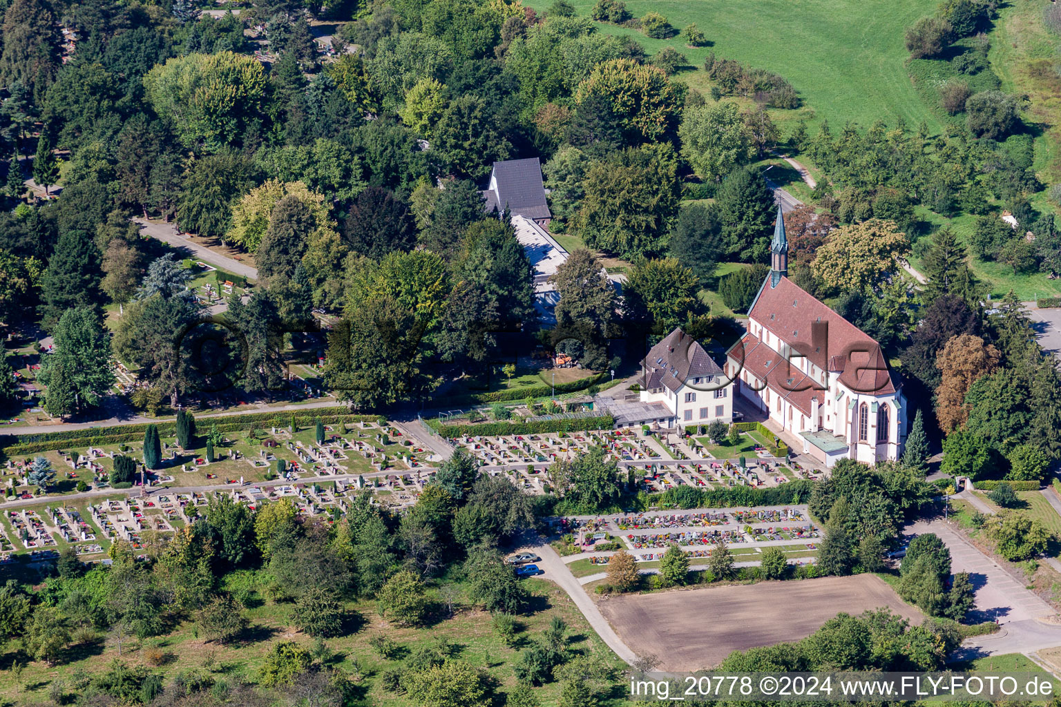 Grabreihen auf dem Gelände des Friedhofes der Weingartenkirche in Zell-Weierbach in Offenburg im Bundesland Baden-Württemberg, Deutschland