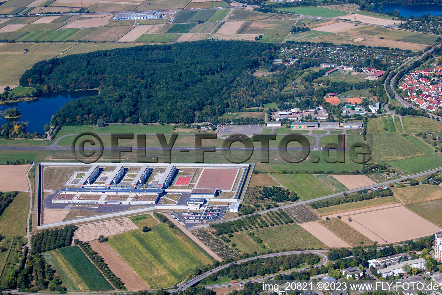 Offenburg, Flugplatz mit Gefängnis im Ortsteil Uffhofen im Bundesland Baden-Württemberg, Deutschland