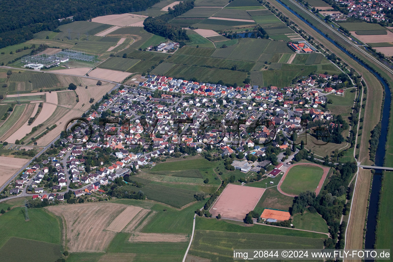 Ortsansicht der Straßen und Häuser der Wohngebiete im Ortsteil Weier an der Kinzig in Offenburg im Bundesland Baden-Württemberg, Deutschland