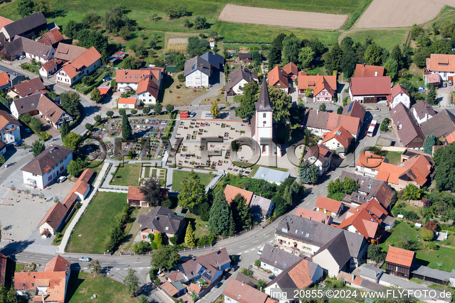 Luftbild von Kirchengebäude im Dorfkern im Ortsteil Sand in Willstätt im Bundesland Baden-Württemberg, Deutschland