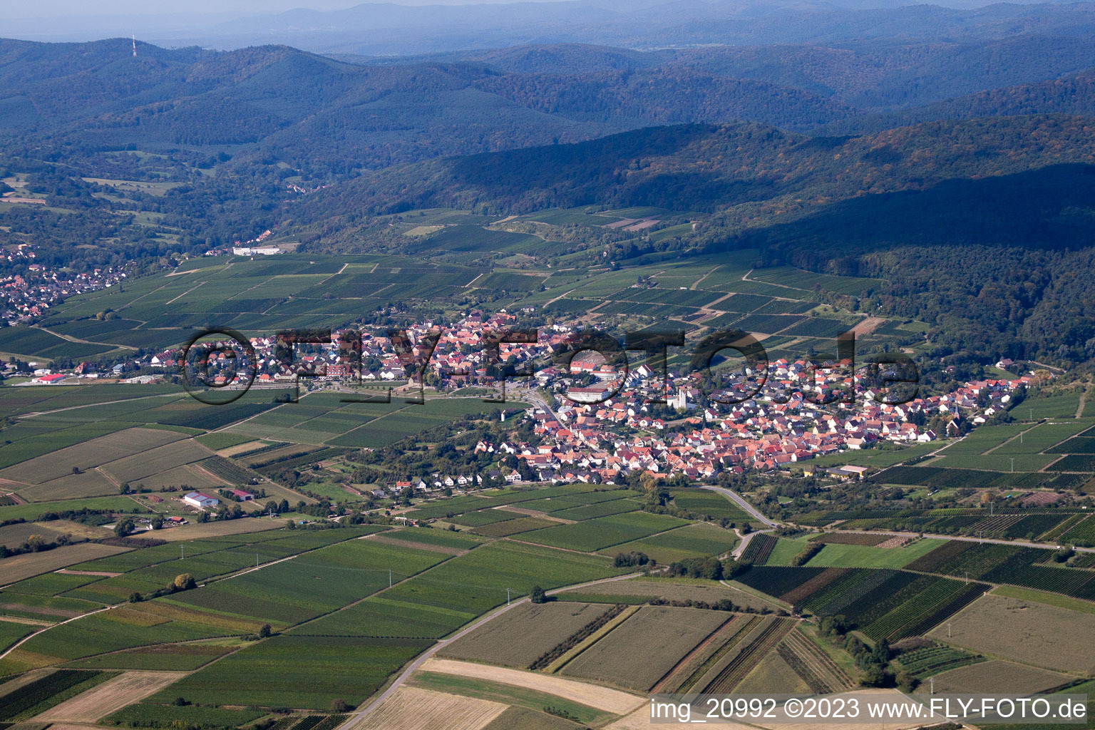 Luftaufnahme von Ortsteil Rechtenbach in Schweigen-Rechtenbach im Bundesland Rheinland-Pfalz, Deutschland