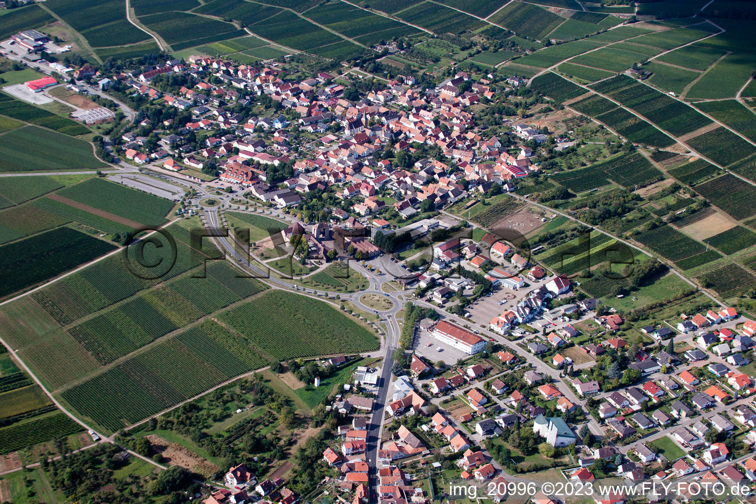 Ortsansicht der Straßen und Häuser der Wohngebiete im Ortsteil Rechtenbach in Schweigen-Rechtenbach im Bundesland Rheinland-Pfalz, Deutschland