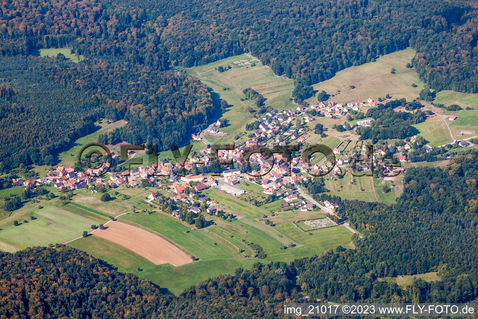 Schrägluftbild von Climbach im Bundesland Bas-Rhin, Frankreich