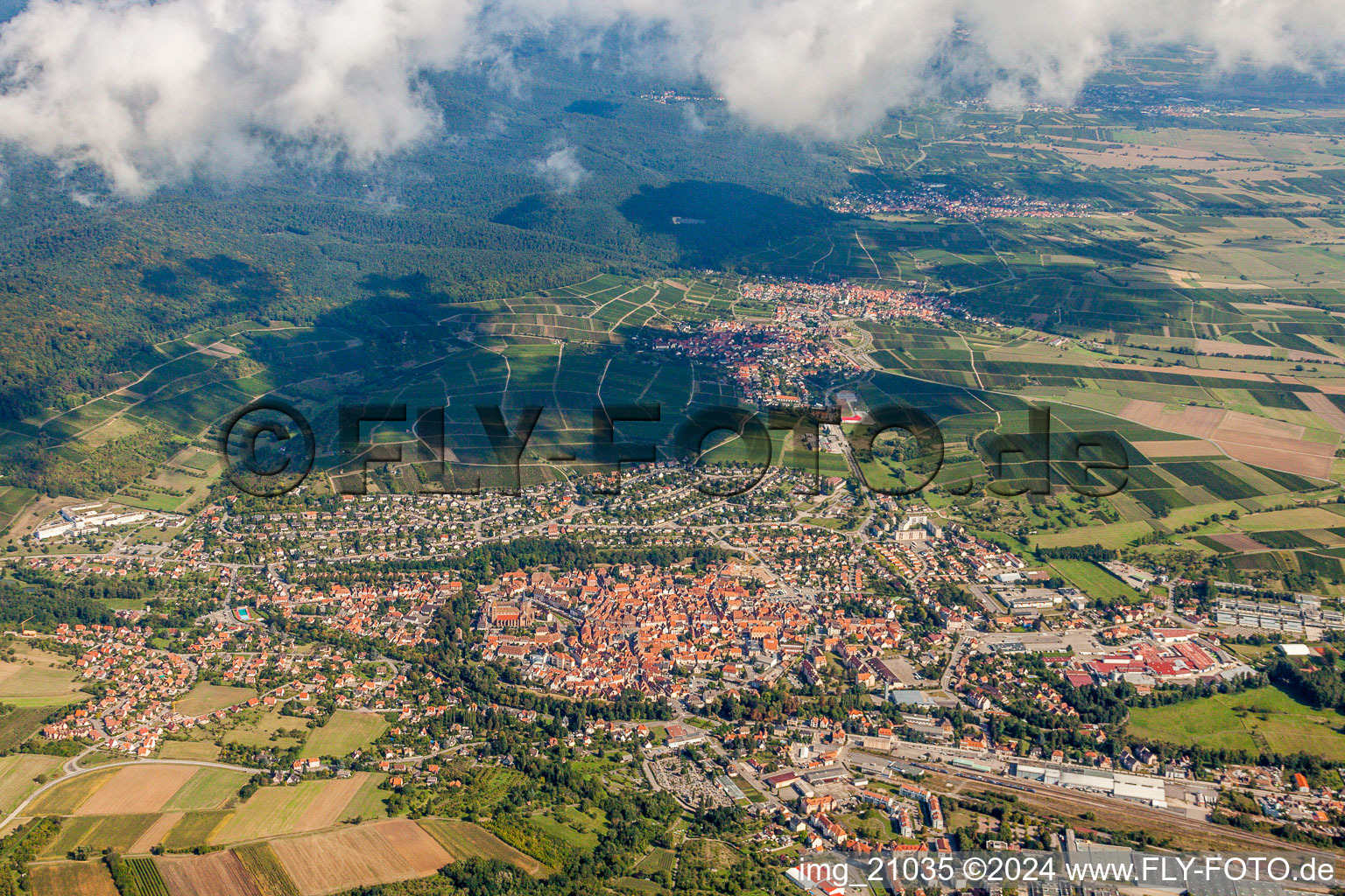 Luftbild von Ortsansicht vor den Weinbergen des Sonnenberg der Straßen und Häuser der Wohngebiete in Wissembourg in Grand Est im Bundesland Bas-Rhin, Frankreich