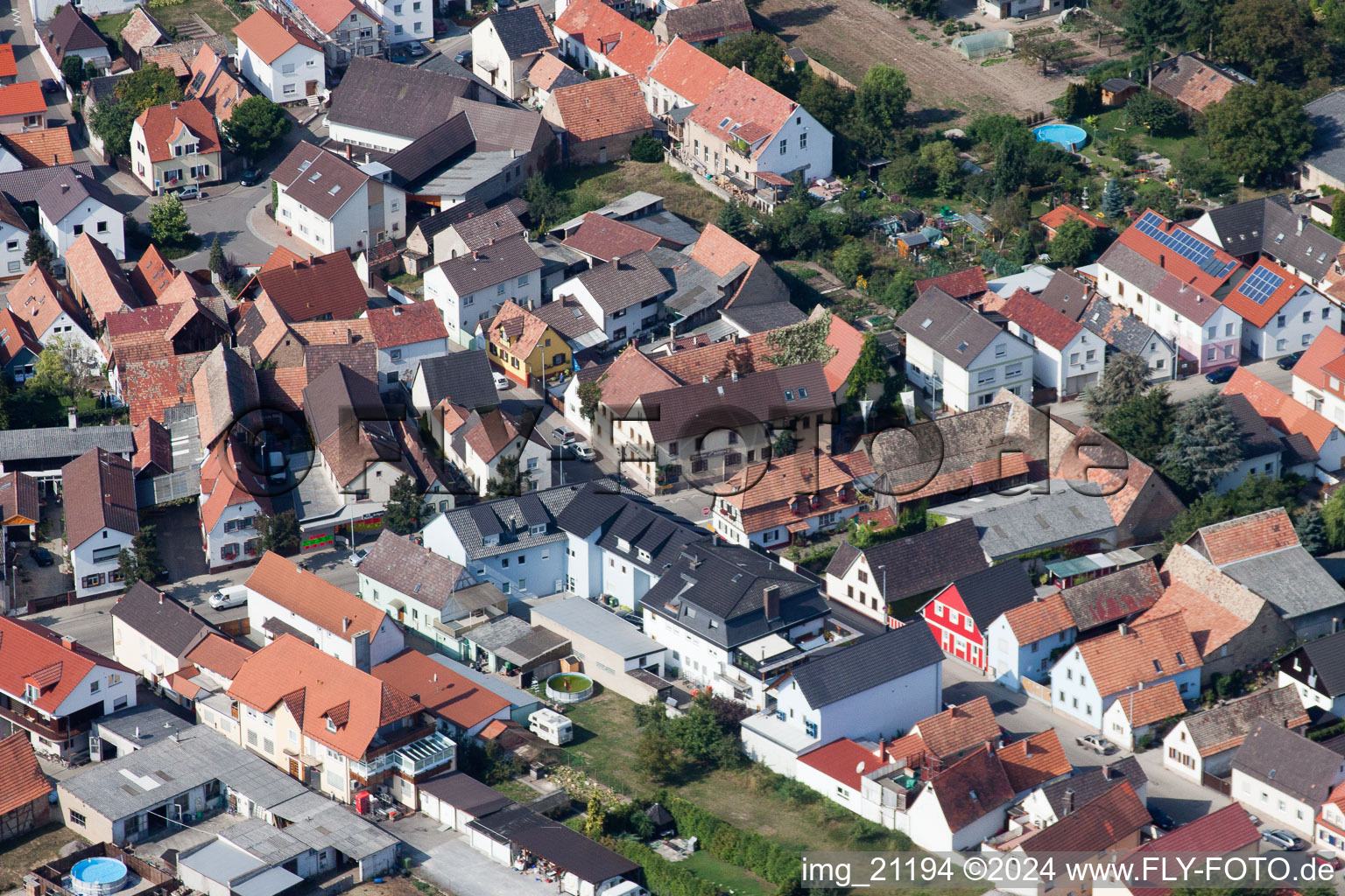 Ortsansicht der Straßen und Häuser der Wohngebiete in Hördt im Bundesland Rheinland-Pfalz, Deutschland