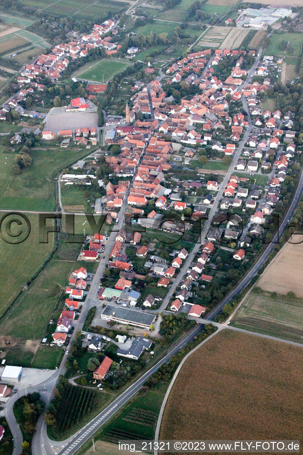 Schrägluftbild von Ortsteil Kapellen in Kapellen-Drusweiler im Bundesland Rheinland-Pfalz, Deutschland