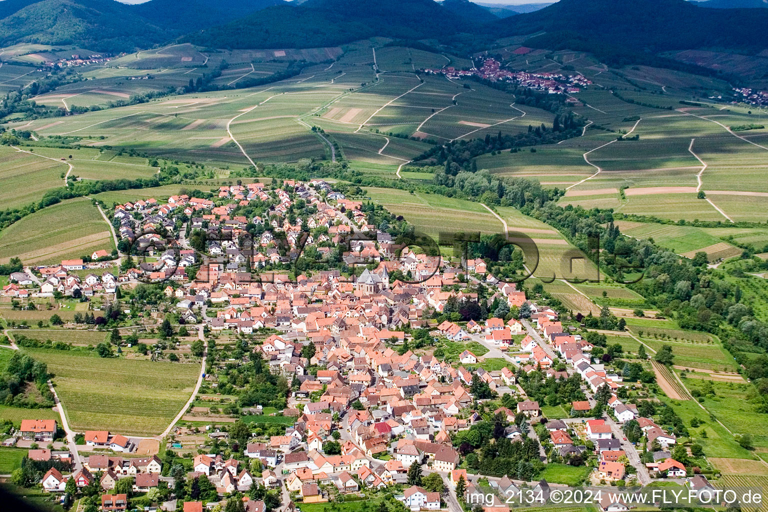 Ortsansicht der Straßen und Häuser der Wohngebiete im Ortsteil Arzheim in Landau in der Pfalz im Bundesland Rheinland-Pfalz, Deutschland