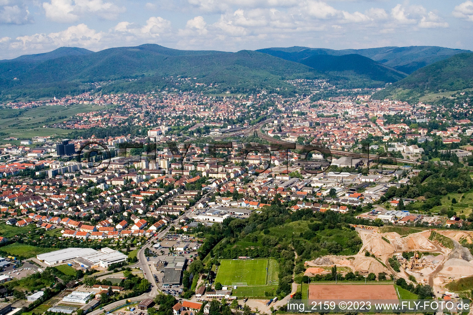 Schrägluftbild von Neustadt an der Weinstraße im Bundesland Rheinland-Pfalz, Deutschland