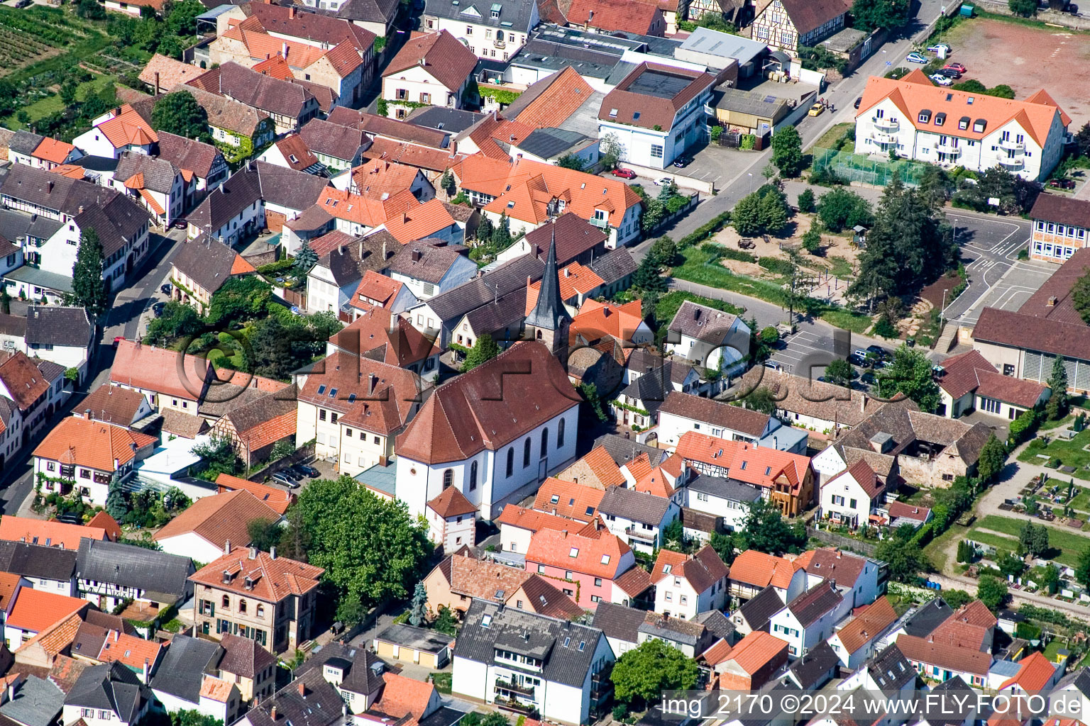 Luftbild von Kirchengebäude im Dorfkern im Ortsteil Diedesfeld in Neustadt an der Weinstraße im Bundesland Rheinland-Pfalz, Deutschland